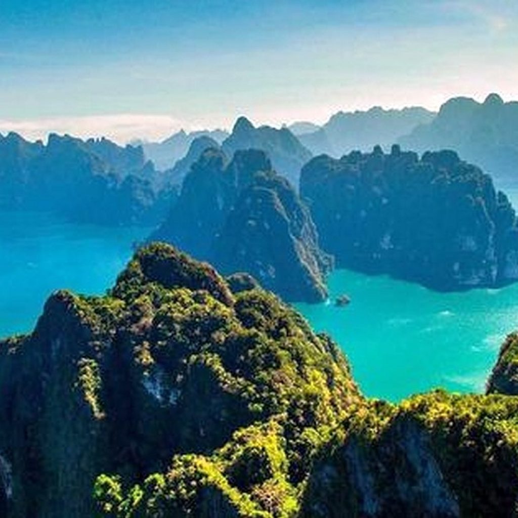 Kalksteinberge und türkisfarbenes Wasser des Cheow-Lan-Stausees im Khao Sok Nationalpark aus der Luft