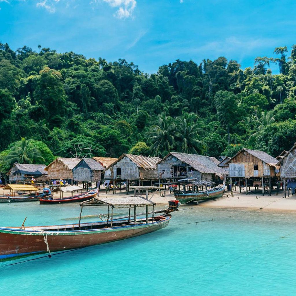 Surin Inseln Schnorcheltour mit Longtailboot – Korallen und türkisfarbenes Wasser