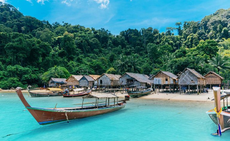 Surin Inseln Schnorcheltour mit Longtailboot – Korallen und türkisfarbenes Wasser