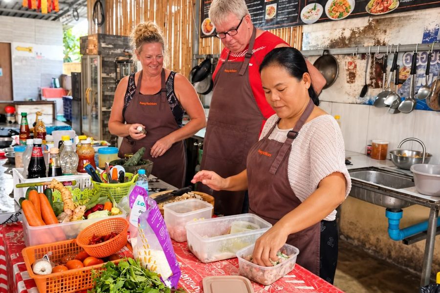 Köchin Nang und zwei Gäste bereiten frische Zutaten für den Thai-Kochkurs in Khao Lak vor