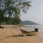 Longtail-Boot am Strand von Khao Lak an einem dunstigen Morgen, Phang Nga